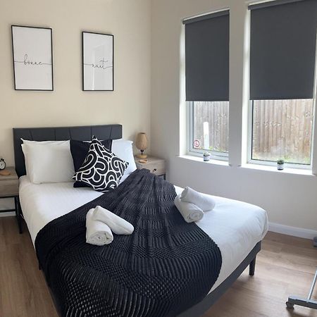 Central - 1 Bed, Cosy Retreat Swindon Ngoại thất bức ảnh