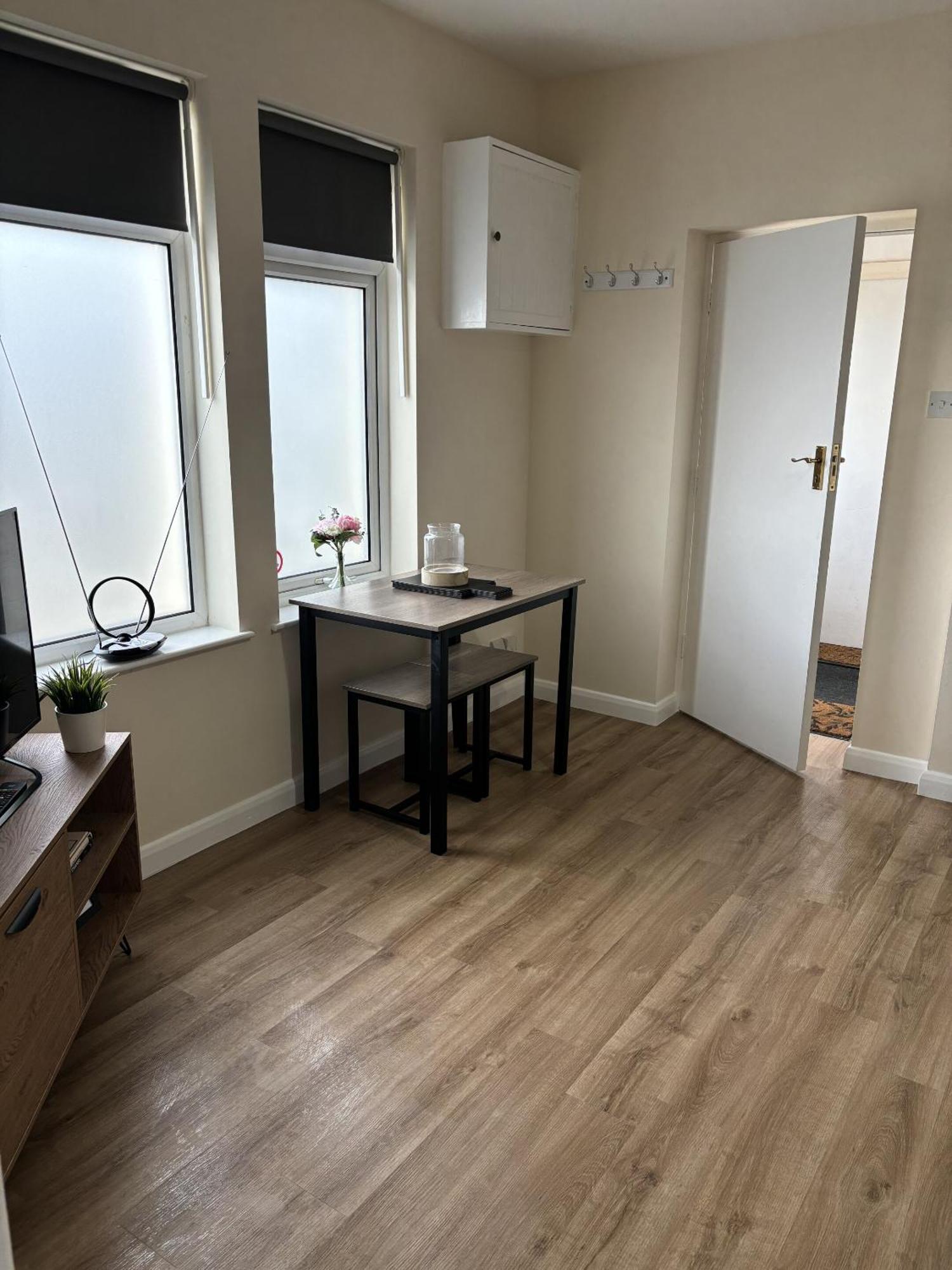 Central - 1 Bed, Cosy Retreat Swindon Ngoại thất bức ảnh