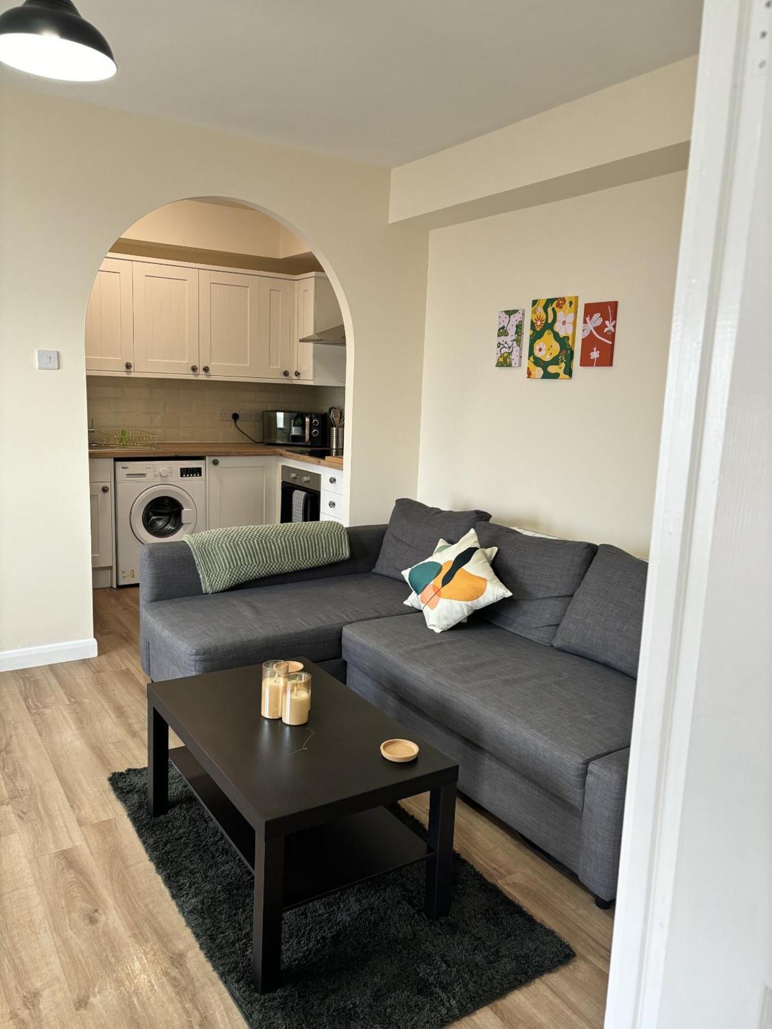 Central - 1 Bed, Cosy Retreat Swindon Ngoại thất bức ảnh