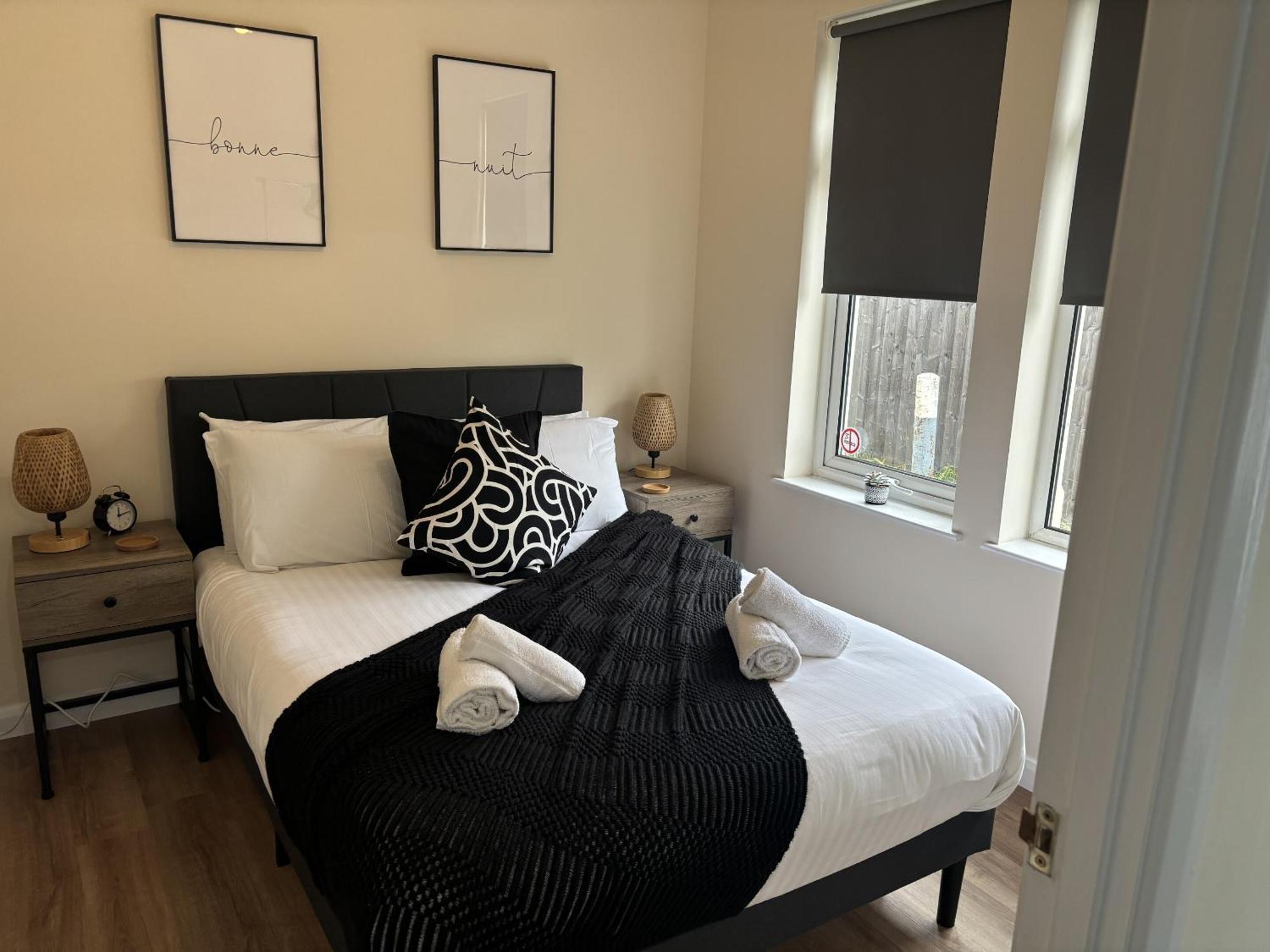 Central - 1 Bed, Cosy Retreat Swindon Ngoại thất bức ảnh